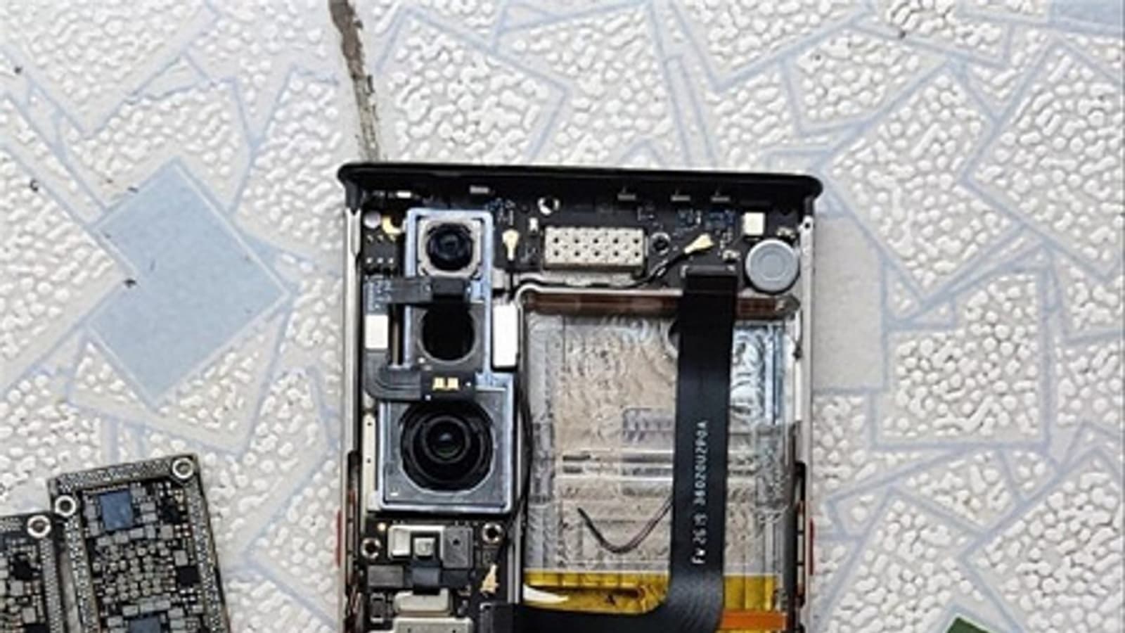 Уникальный смартфон Xiaomi Mi Mix Alpha с опоясывающим экраном уже разобрали по запчастям