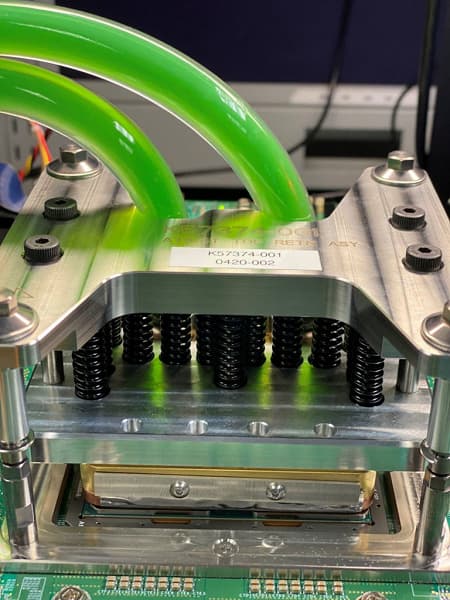 Intel показала линейку своих дискретных GPU Xe, один из них просто огромный