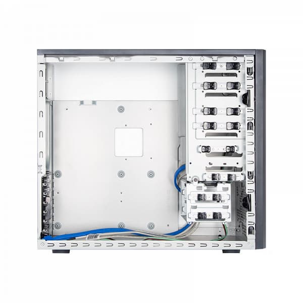 Привет из прошлого: в корпусе Chieftec CM-25B-OP есть четыре отсека типоразмера 5,25 дюйма