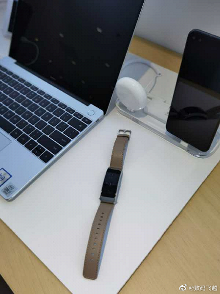 Изогнутый экран диагональю 1,53 дюйма, мониторинг ЧСС, пульсоксиметр и голосовой помощник. Это фитнес-браслет Huawei Talkband B6