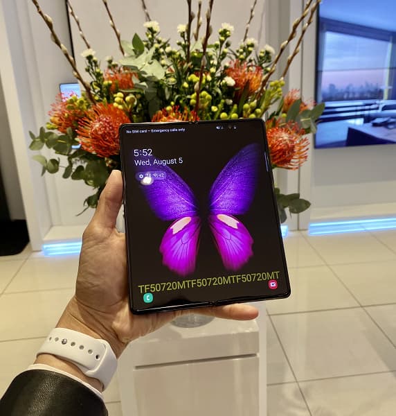 Новый Samsung Galaxy Z Fold2 избавился от знаменитой складки на экране. Реальные фото