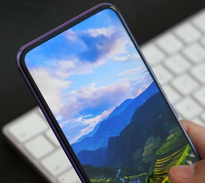 Скрытая камера ZTE Axon 20 5G разочаровывает. Она хорошо заметна на живых фото