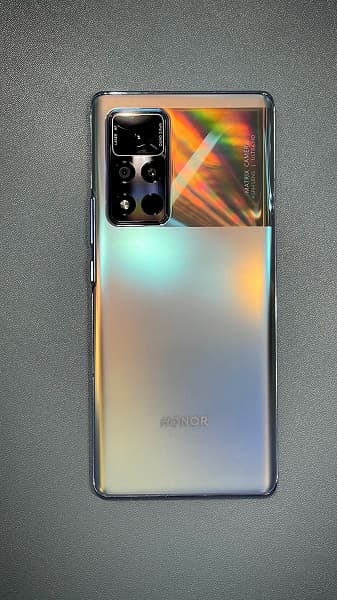 Бюджетный флагман Honor V40 на официальных изображениях и живых фото, в том числе в сравнении с Huawei Mate 40 Pro