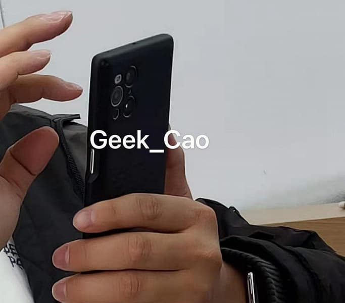 Смартфон с «невозможной поверхностью» оказался очень толстым. Первое живое фото Oppo Find X3 Pro