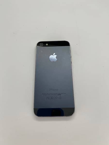 Такого iPhone 5 мы не видели. Редкие фото прототипа засветились в сети