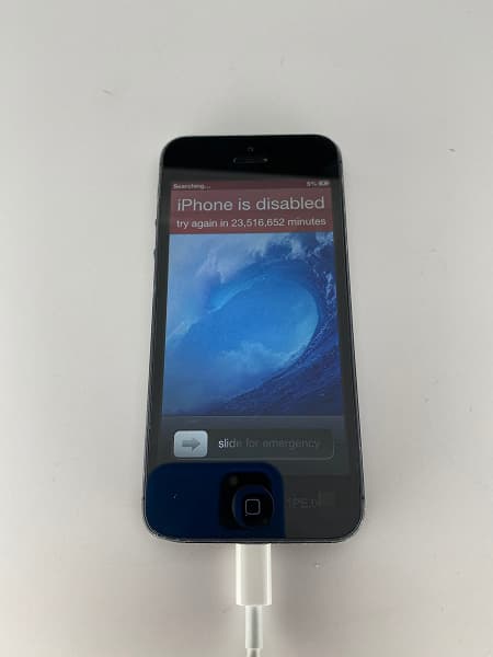 Такого iPhone 5 мы не видели. Редкие фото прототипа засветились в сети