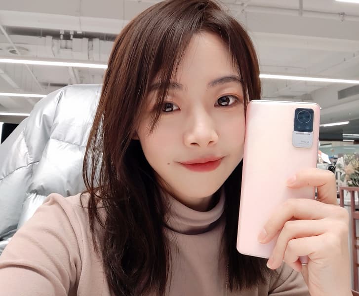 Равенство полов: Xiaomi 12 — первый флагман компании, который представит женщина Равенство полов: Xiaomi 12 — первый флагман компании, который представит женщина