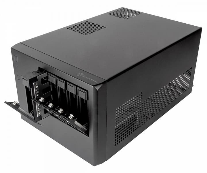 На переднюю панель корпуса SilverStone CS351 вынесено пять отсеков для накопителей типоразмера 3,5 дюйма с поддержкой горячей замены