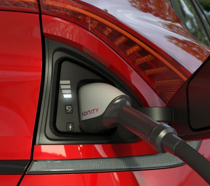 Электрический Kia EV6 стал самым быстрым автомобилем марки. Он разгоняется до 100 км/ч за 3,5 с