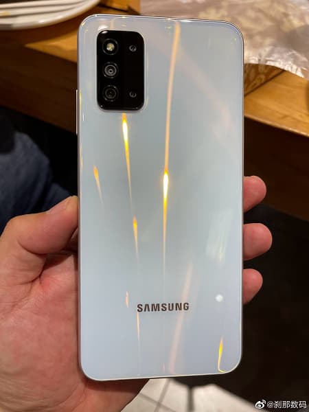 Почти как бестселлер Galaxy A52, но дешевле. Первые фотографии и параметры Samsung Galaxy F52 5G появились в Сети