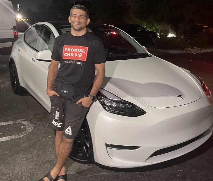 Боец UFC получил от Илона Маска автомобиль Tesla после брошенного вызова