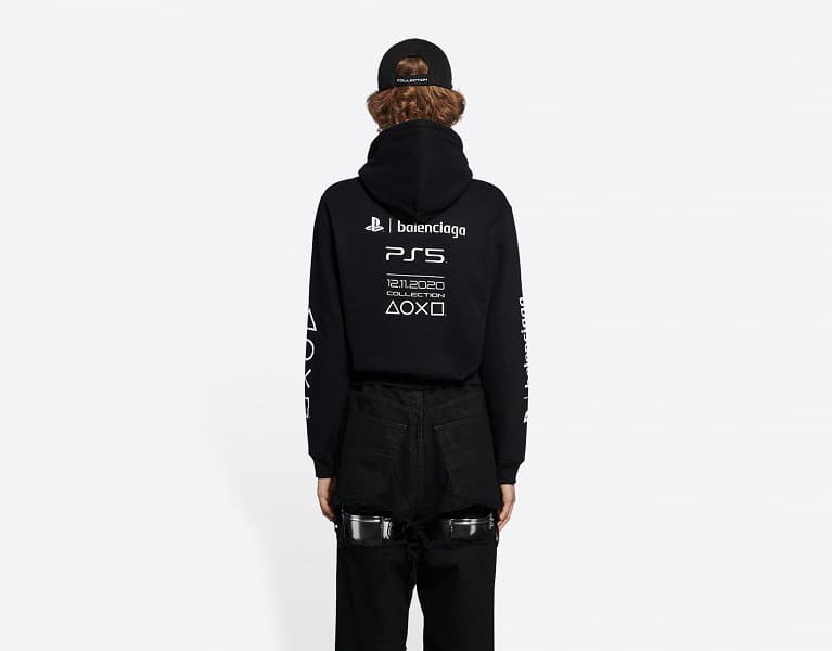 Модная футболка PlayStation 5 стоит дороже, чем дефицитная консоль Sony