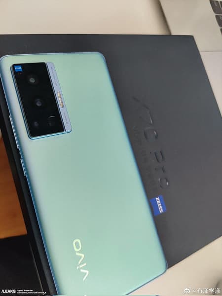 Большая камера Zeiss с перископом, AMOLED и собственный ISP: первое живое фото Vivo X70 Pro