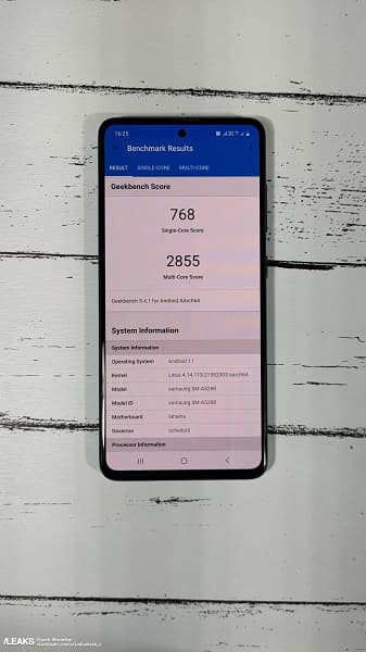 Самый мощный среднебюджетный смартфон Samsung: первые живые фото Galaxy A52s во включенном состоянии и с коробкой