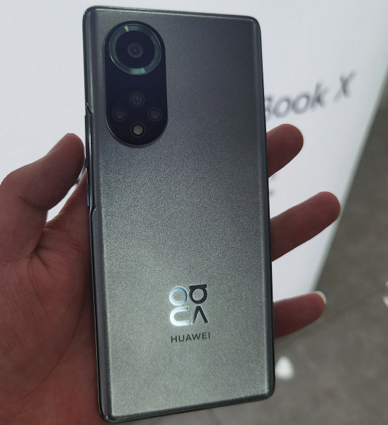 Huawei Nova 9 с камерой как у Honor 50 и HamonyOS 2.1 показали вживую в руках пользователя