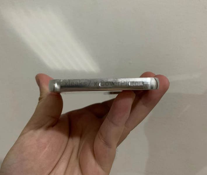 Так будет выглядеть один из самых мощных и компактных Android-флагманов. Образец Samsung Galaxy S22 показали в натуральную величину