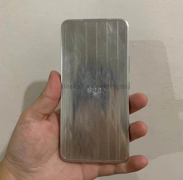 Так будет выглядеть один из самых мощных и компактных Android-флагманов. Образец Samsung Galaxy S22 показали в натуральную величину