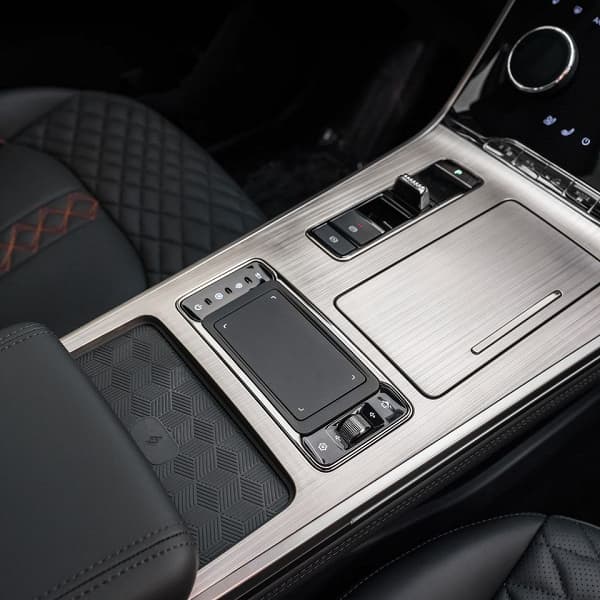 Два объединённых 12,3-дюймовых экрана и полный привод. В России стартовали продажи нового кроссовера Exeed TXL