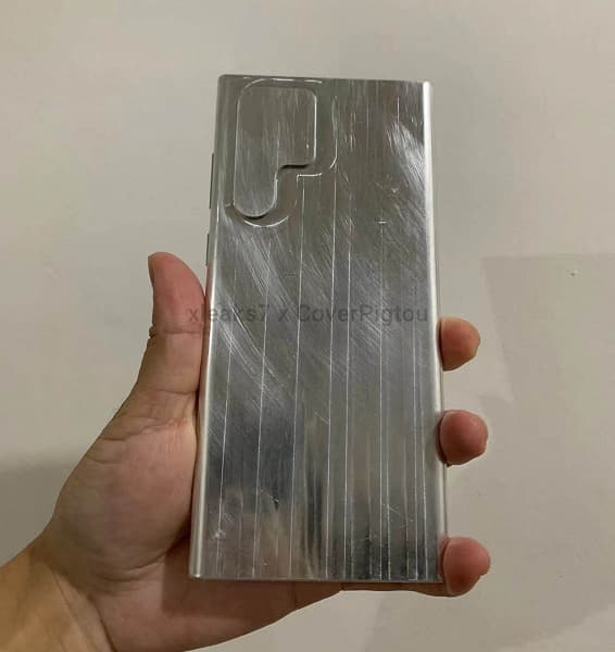 Так Galaxy S22 Ultra будет лежать в руке. Алюминиевый макет нового флагмана Samsung показали на фото и видео