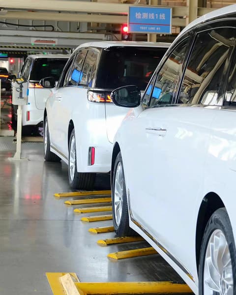 Огромные «ноздри» как у BMW, всплывающие экраны и адаптивная подвеска. Самый быстрый в мире минивэн Dongfeng Lantu Dreamer начал сходить с конвейера