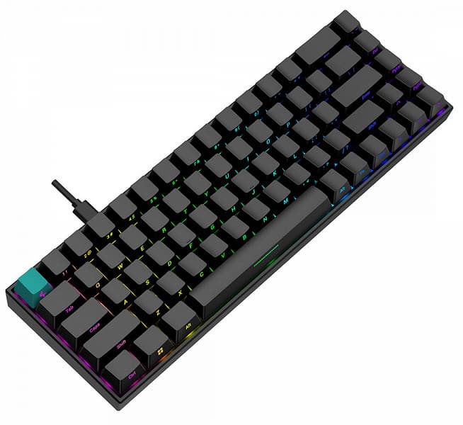 Надписи на колпачках механической клавиатуры DeepCool KG722 форма-фактора 65% находятся не сверху, а спереди