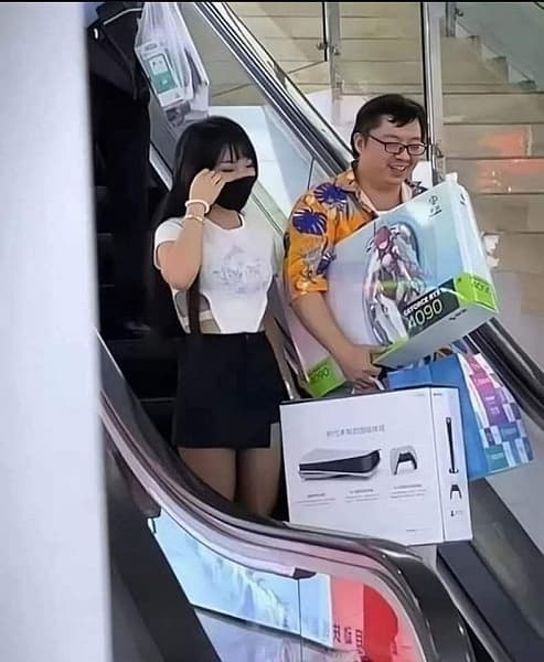 У этой видеокарты даже ножка для упора сделана дизайнерской. Представлена Galax GeForce RTX 4090 Boomstar