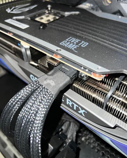 Всё-таки дело не в разъеме. Очередное оплавление GeForce RTX 4090, и на этот раз никто не обвинит пользователя в том, что он не до конца вставил кабель питания в разъем 12HVPWR