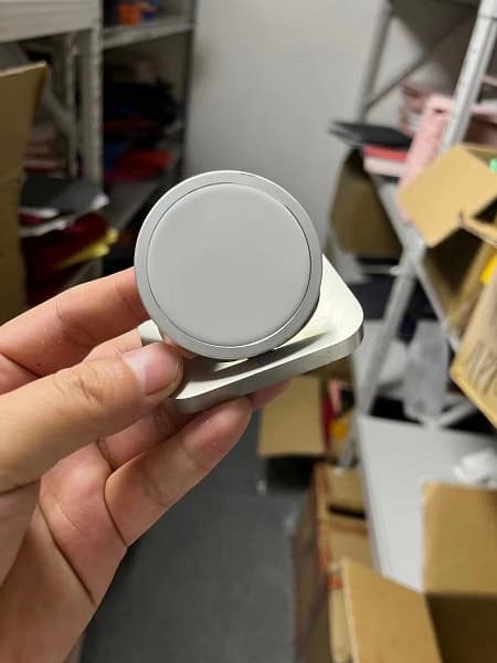 Настоящая магия Apple, которой не было. В Сети появились фотографии отменённого зарядного устройства Magic Charger для iPhone