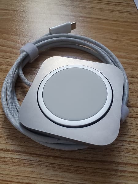 Настоящая магия Apple, которой не было. В Сети появились фотографии отменённого зарядного устройства Magic Charger для iPhone