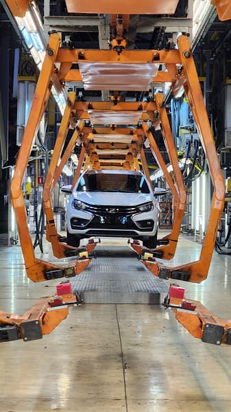 АвтоВАЗ показал, как первая тестовая Lada Vesta NG сходит с конвейера