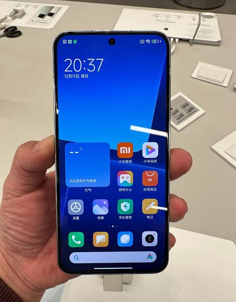 Живые фото Xiaomi 13 после премьеры и сравнение с iPhone 14 Pro