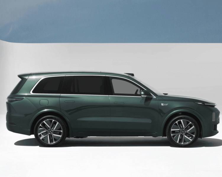 Li Auto L9 признан лучшим автомобилем в Китае 2022 году. Этот большой кроссовер с расходом 5,9 л на 100 км можно купить и в России