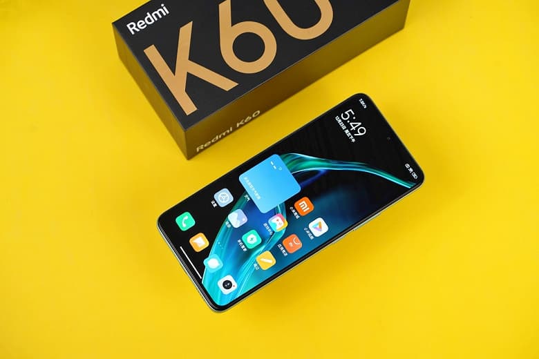 Бюджетный флагман Redmi K60 покзаали вживую сразу после анонса. Фото смартфоны и его комплекта поставки