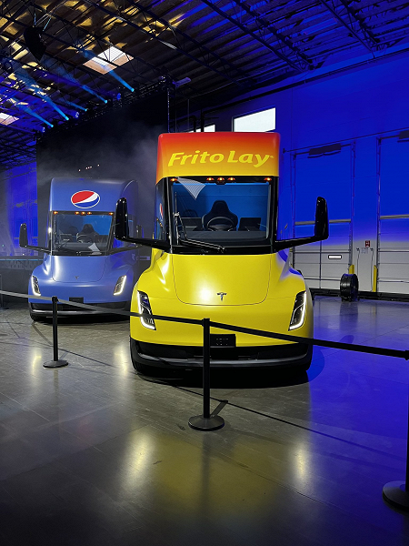 Первые грузовики Tesla с мегаваттной зарядкой доставлены клиентам. В новой презентации ничего не говорилось об автопилоте