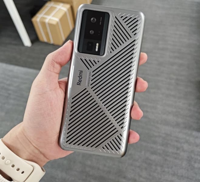 Xiaomi выпустила чехол-радиатор для Redmi K60. Он позволяет понизить температуру телефона на 4 градуса Цельсия