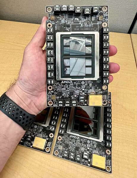 Самый большой в мире GPU с двумя кристаллами и 128 ГБ памяти. AMD Instinct MI250 позирует на фото