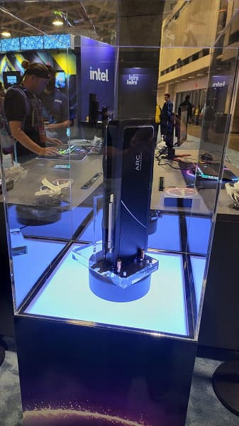 Intel ненароком показала, вероятно, самую мощную десктопную видеокарту Arc Alchemist с графическим чипом ACM-G10