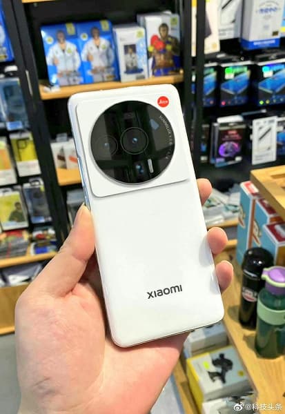 Xiaomi 12 Ultra засняли в руке. В топовой версии модели будет 512 ГБ флеш-памяти