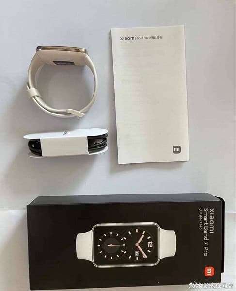 Комплект поставки фитнес-браслета Xiaomi Mi Band 7 Pro выглядит лаконично