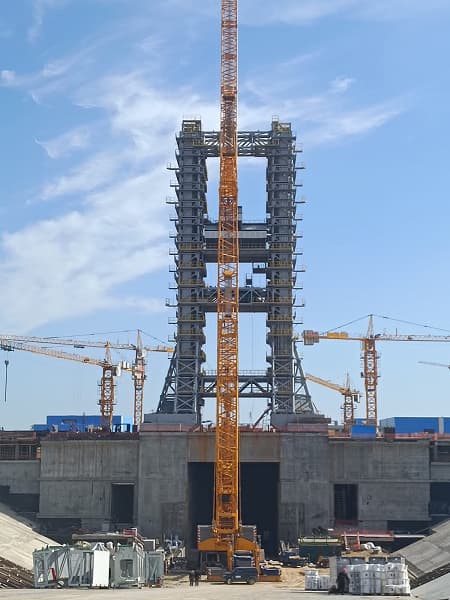 На космодроме «Восточный» собрано самое массивное сооружение старта: огромная башня на фото