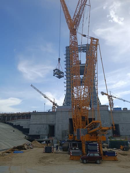 На космодроме «Восточный» собрано самое массивное сооружение старта: огромная башня на фото