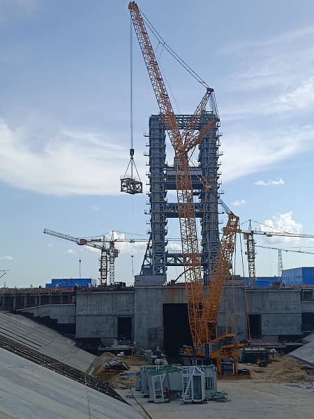 На космодроме «Восточный» собрано самое массивное сооружение старта: огромная башня на фото