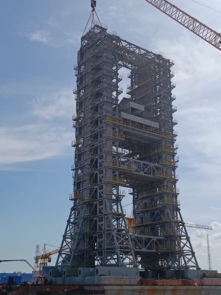 На космодроме «Восточный» собрано самое массивное сооружение старта: огромная башня на фото