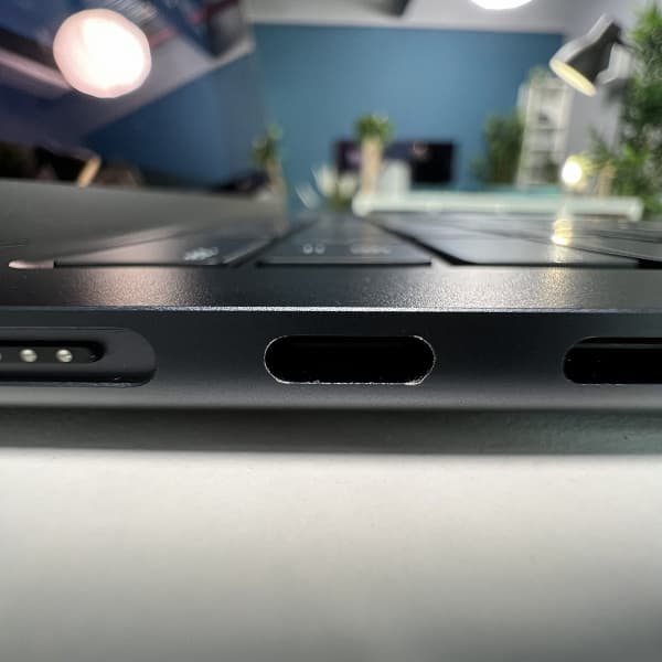 Apple снова наступила на старые грабли. Новый MacBook Air в цвете Midnight царапается буквально на глазах