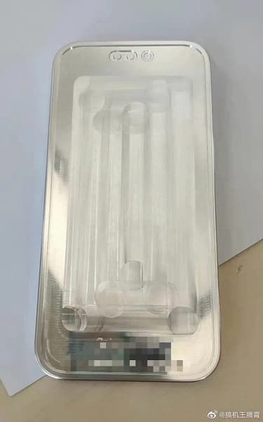 Фотография позволяет оценить размеры гигантского блока камер iPhone 14 Pro Max. На снимке можно видеть макет аппарата