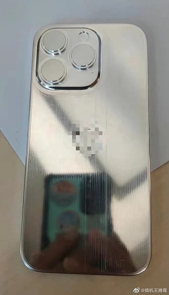 Фотография позволяет оценить размеры гигантского блока камер iPhone 14 Pro Max. На снимке можно видеть макет аппарата