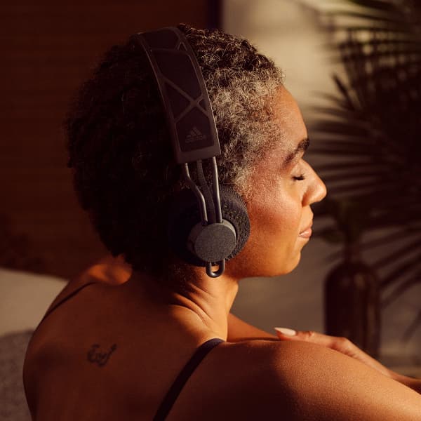 Беспроводные наушники Adidas с солнечной батареей могут подзаряжаться даже от ночника