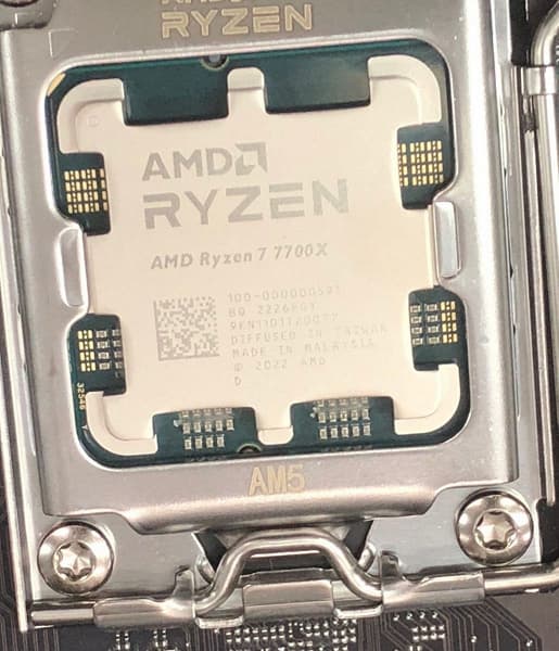 Это Ryzen 7 7700X. Предпродажный экземпляр впервые засветился на фотографии
