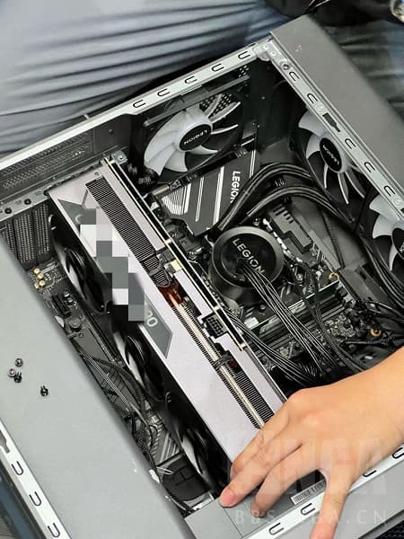 Ещё одно фото гигантской видеокарты Nvidia. Предположительно, это одна из GeForce RTX 4090