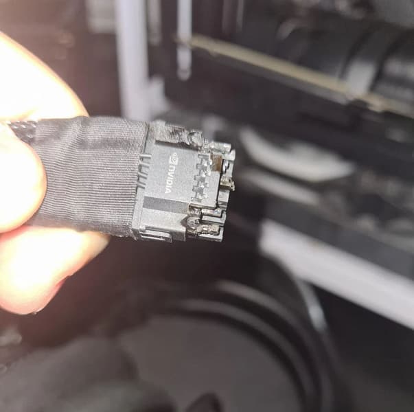 Пользователь опубликовал фото расплавленной GeForce RTX 4090. Видеокарта загорелась, когда он играл в Red Dead Redemption 2
